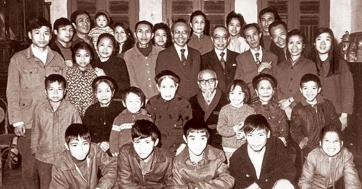 Chủ tiệm vàng nuôi 8 con thành tài, 4 người là giáo sư: Con út đã 90 tuổi vẫn “gây sốt” MXH bởi khả năng tiếng Anh đỉnh cao