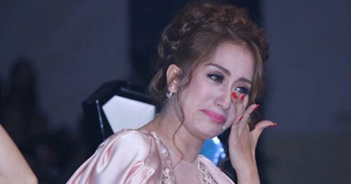 Nữ hoàng dancesport Khánh Thi cũng có lúc kiệt sức, trốn vào một góc để khóc