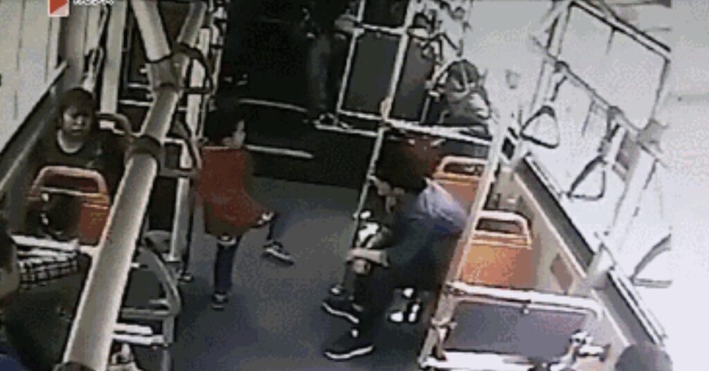 15 giây KINH HOÀNG trên một chuyến xe buýt khiến MXH bùng nổ: Hãy dạy con bạn cẩn thận vì ngoài xã hội, không phải ai cũng lành tính!