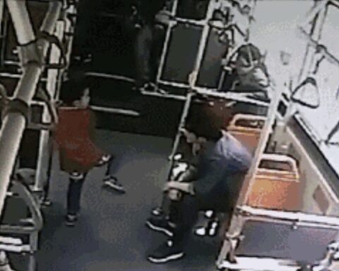 15 giây KINH HOÀNG trên một chuyến xe buýt khiến MXH bùng nổ: Hãy dạy con bạn cẩn thận vì ngoài xã hội, không phải ai cũng lành tính!