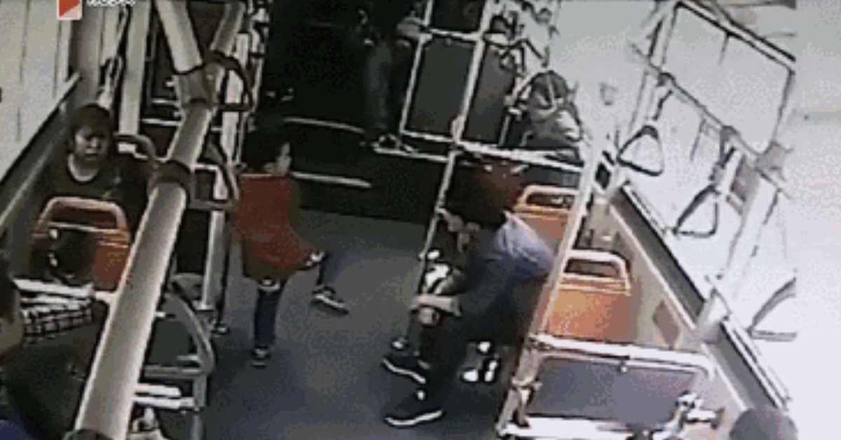 15 giây KINH HOÀNG trên một chuyến xe buýt khiến MXH bùng nổ: Hãy dạy con bạn cẩn thận vì ngoài xã hội, không phải ai cũng lành tính!