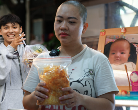Mẹ mắc u não, con bị tăng động giảm chú ý: Quầy bánh tráng nhỏ giữa TP.HCM và hành trình sống khiến nhiều người bật khóc