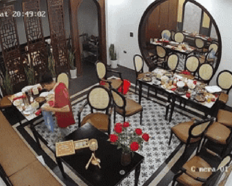 Nam nhân viên đang dọn bàn hốt hoảng bỏ chạy vì thứ dưới sàn, quản lý lập tức gọi ngay cho nhóm khách quay lại