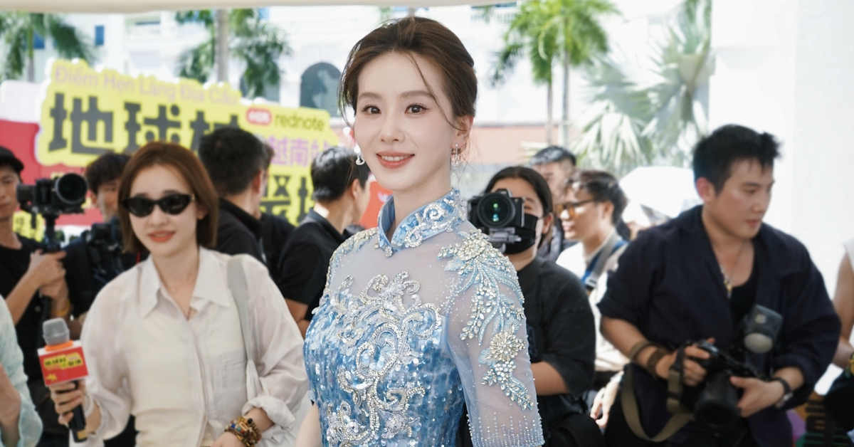 Lưu Thi Thi đang ở Hà Nội, rạng rỡ bất chấp nắng nóng kỷ lục