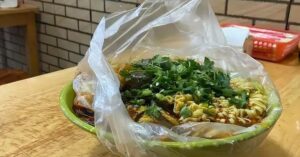 Người đàn ông mắc ung thư hạch vì 1 kiểu đựng đồ ăn quen thuộc, gia đình bất lực: Khuyên nhiều năm không được
