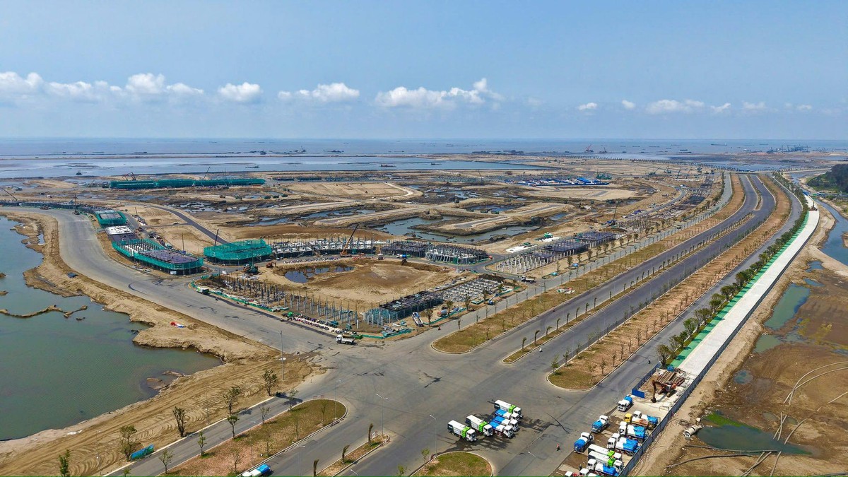 Các “chim đầu đàn” Vingroup, Sun Group, Sunshine Group… đã dồn dập “Nam tiến” bằng các siêu dự án