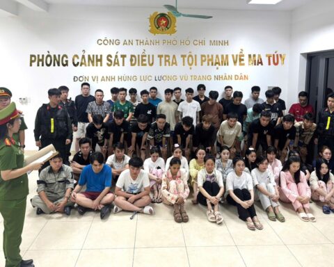 Đột kích bar Revo ở TP.HCM, “dân chơi” tháo chạy tán loạn, lộ nguồn cung cấp ma túy