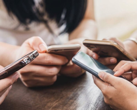 Thế hệ trẻ Việt Nam dành 7 tiếng/ngày online: Khi chiếc điện thoại trở thành “người chen ngang” mọi cuộc gặp