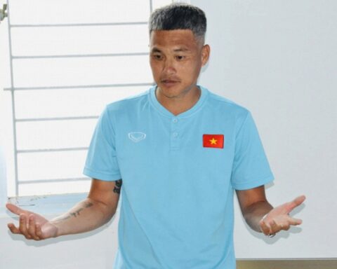 Công Vinh lộ diện