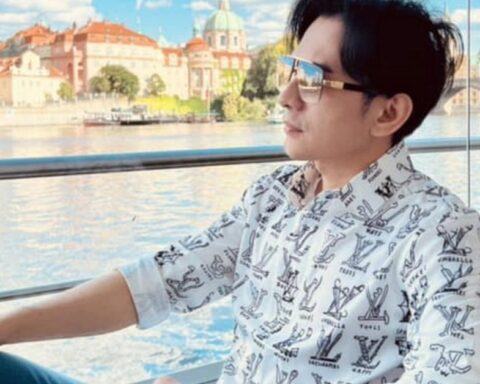 Nam ca sĩ đình đám một thời đi bán cà phê tại đường Đinh Tiên Hoàng, TP.HCM: Khách đến mua không có chỗ đứng