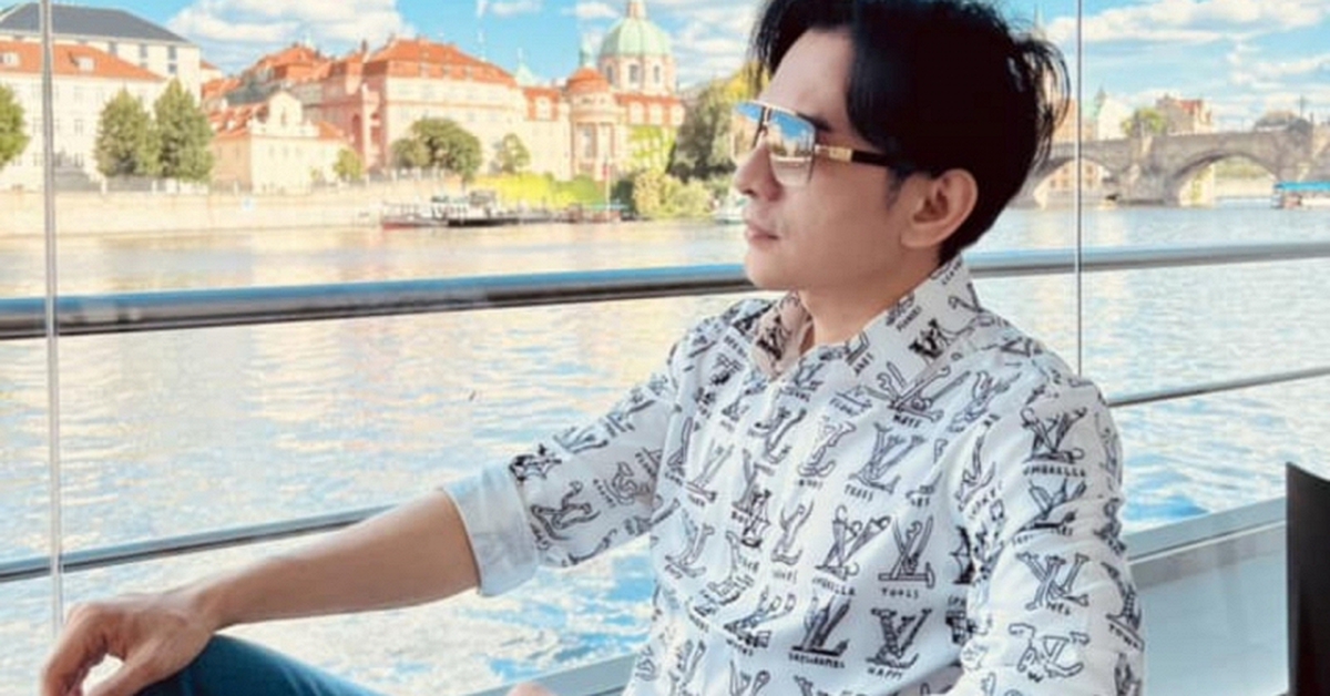 Nam ca sĩ đình đám một thời đi bán cà phê tại đường Đinh Tiên Hoàng, TP.HCM: Khách đến mua không có chỗ đứng