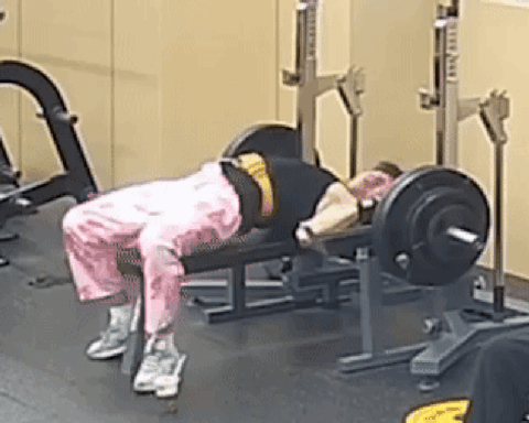 Khoảnh khắc thót tim: Nam thanh niên suýt bị thanh tạ 145kg đè bẹp khi tập gym