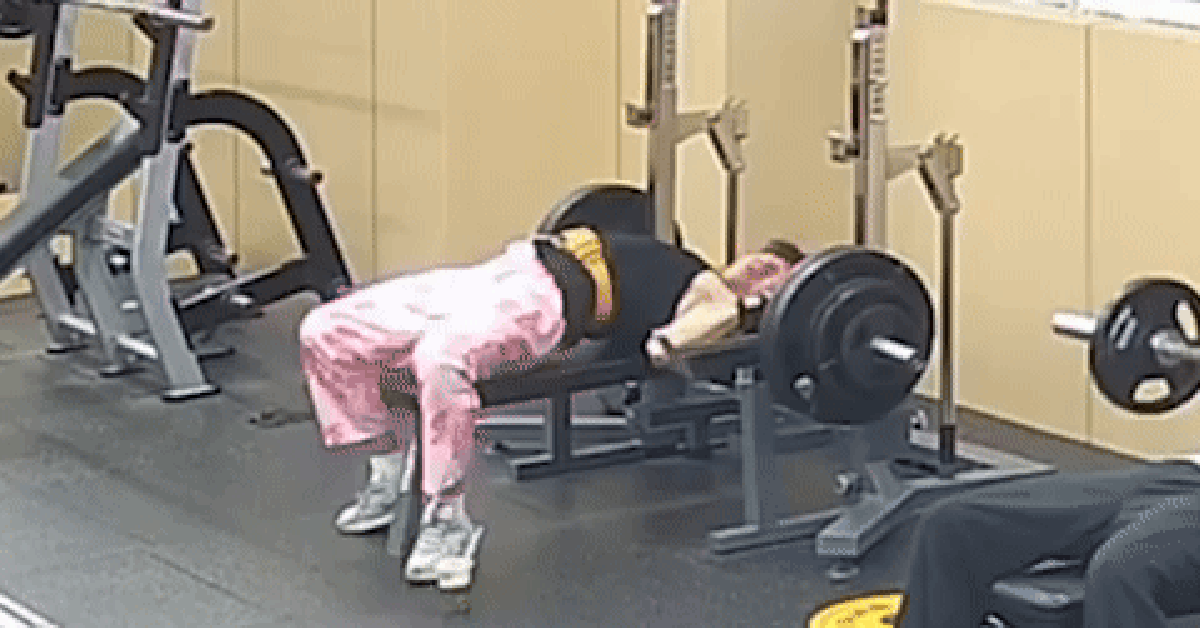 Khoảnh khắc thót tim: Nam thanh niên suýt bị thanh tạ 145kg đè bẹp khi tập gym