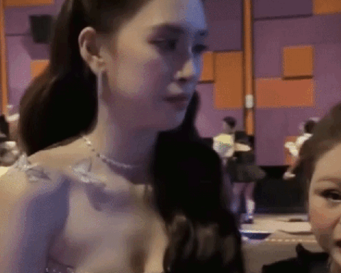 Lê Giang sượng trân vì bị mời ra khỏi rạp khi đang chụp hình với Tiểu Vy