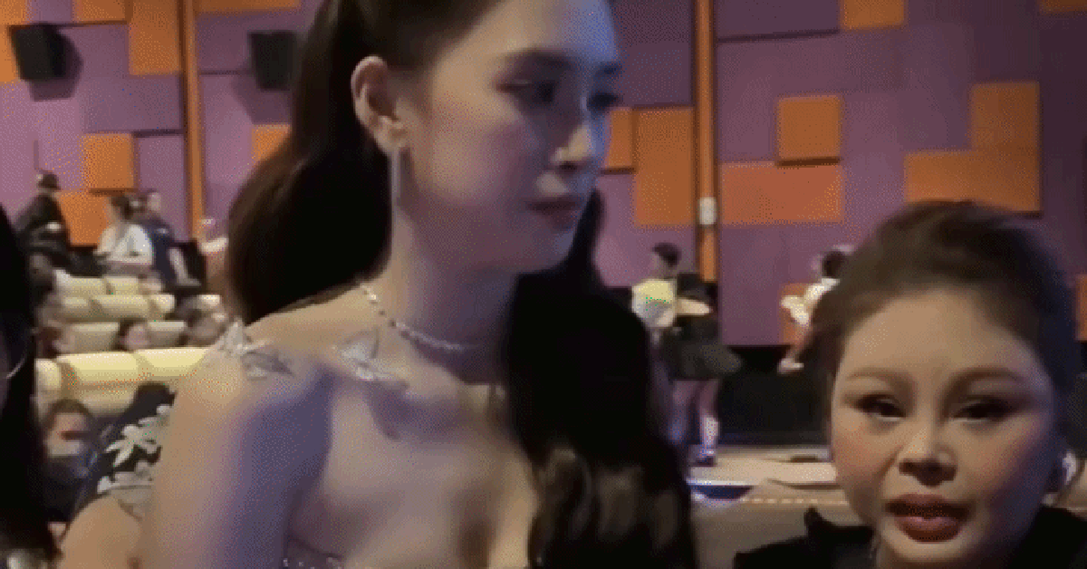 Lê Giang sượng trân vì bị mời ra khỏi rạp khi đang chụp hình với Tiểu Vy