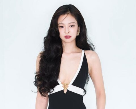 Jennie mặc độc bra diễn vũ đạo bỏng mắt ở show Chanel, G-DRAGON nhảy theo nhiệt tình