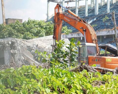 Cận cảnh tháo dỡ sân vận động Chi Lăng sau 12 năm vướng đại án