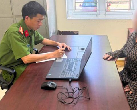 Sau lời đe dọa phải giữ bí mật tuyệt đối, đối tượng yêu cầu người phụ nữ chuyển 1,2 tỉ đồng