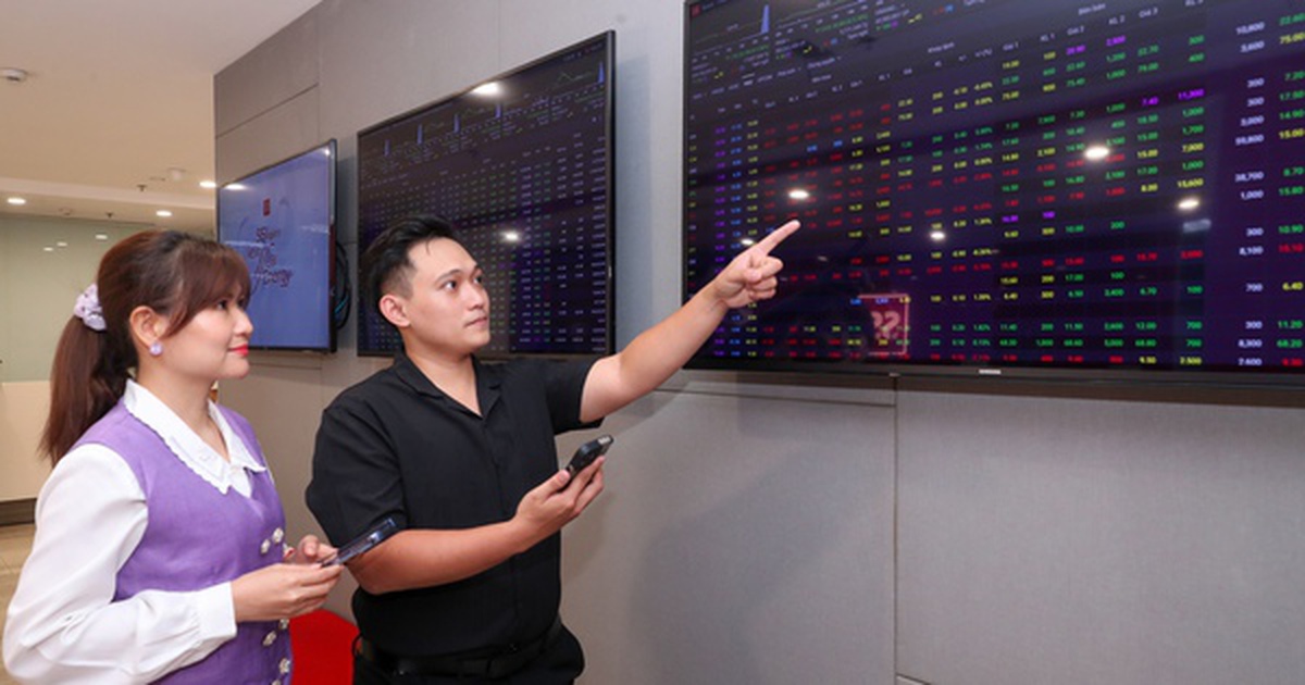 Hai quỹ ETF gần 30.000 tỉ đồng chuẩn bị “đảo danh mục”
