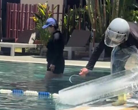 Nắng nóng đỉnh điểm: Resort Hội An thả khối đá khổng lồ xuống bể bơi để khách Tây giải nhiệt cấp tốc