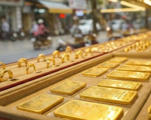 Giá vàng giảm chóng mặt, người ‘đu đỉnh’ đã lỗ bao nhiêu?