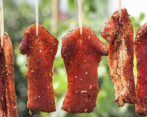 Nắng nóng đỉnh điểm, món thịt heo một nắng đang hot MXH: Trước khi đem phơi khô đừng quên các thao tác này!