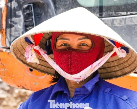 Nóng như đổ lửa, công nhân vẫn bám trụ trên đại công trường