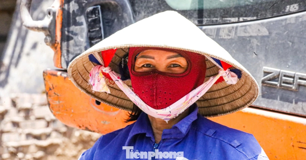 Nóng như đổ lửa, công nhân vẫn bám trụ trên đại công trường
