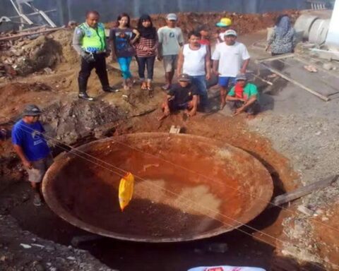 Đào móng xây nhà, người dân phát hiện vật nặng 1 tấn màu vàng lạ, chuyên gia xác nhận báu vật hiếm có, công nghệ cao vào cuộc