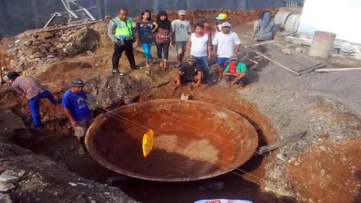 Đào móng xây nhà, người dân phát hiện vật nặng 1 tấn màu vàng lạ, chuyên gia xác nhận báu vật hiếm có, công nghệ cao vào cuộc