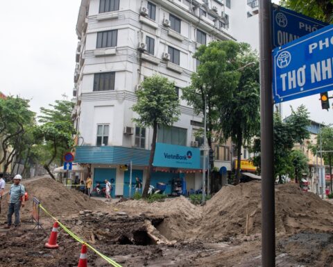 Loạt nút giao phố trung tâm Hà Nội rào chắn phục vụ dự án chống ngập