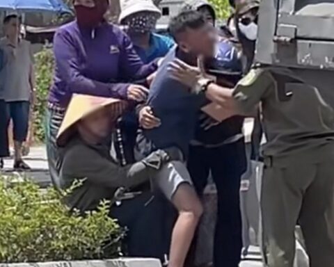Đau xót cảnh bố mẹ khóc ngất bên thi thể nữ sinh lớp 12 tử vong dưới gầm xe tải ở Quảng Ninh