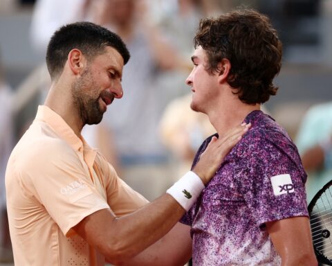 Địa chấn tennis: Djokovic bị “thần đồng” 19 tuổi loại đầy cay đắng sau 5 giờ thi đấu nghẹt thở