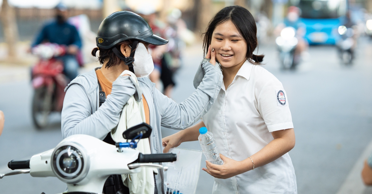 Hết giờ làm bài môn Văn thi vào lớp 10 Hà Nội: Đề bàn về thực trạng “mất kết nối” với cuộc sống của người trẻ