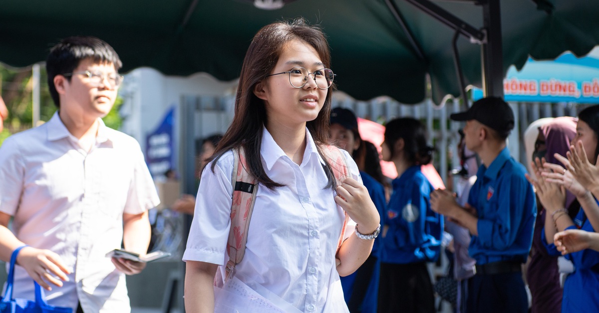 Kết thúc ngày đầu tiên thi vào lớp 10 Hà Nội: Nhiều em thở phào vì đề Ngoại ngữ dễ thở, tự tin lấy 9-9,5 điểm
