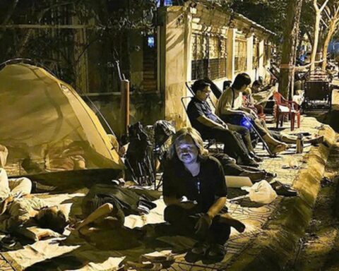 Người dân mang chăn màn mua hồ sơ dự án NOXH CT-02, Công an Khánh Hòa giám sát