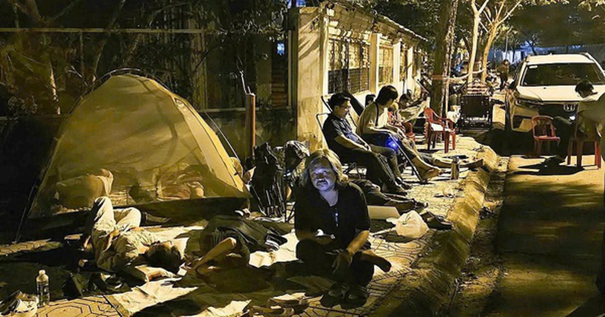 Người dân mang chăn màn mua hồ sơ dự án NOXH CT-02, Công an Khánh Hòa giám sát