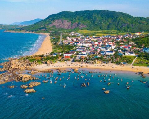 Bãi biển miền Trung hoang sơ được chủ tịch tỉnh đăng lên Facebook: “Không chia sẻ thì thấy mình có lỗi quá”