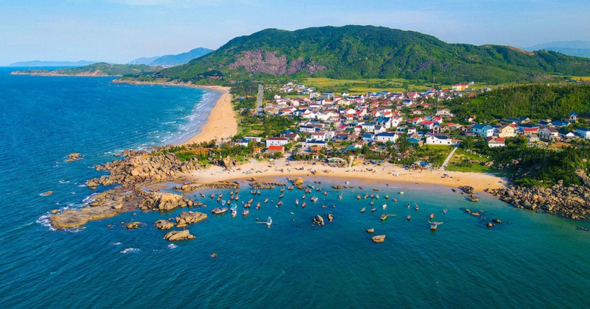 Bãi biển miền Trung hoang sơ được chủ tịch tỉnh đăng lên Facebook: “Không chia sẻ thì thấy mình có lỗi quá”