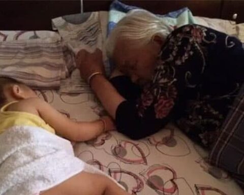 Trẻ “ngủ với mẹ” và trẻ “ngủ với bà” khác nhau thế nào? Ảnh hưởng nặng nề hơn chúng ta vẫn nghĩ