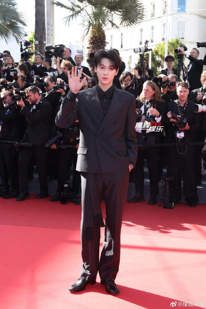 Mỹ nam "khó coi" nhất Cannes 2026 đây rồi: Mặt mũi lờ đờ ánh mắt thất thần trên thảm đỏ, càng nhìn càng nóng mắt- Ảnh 3.