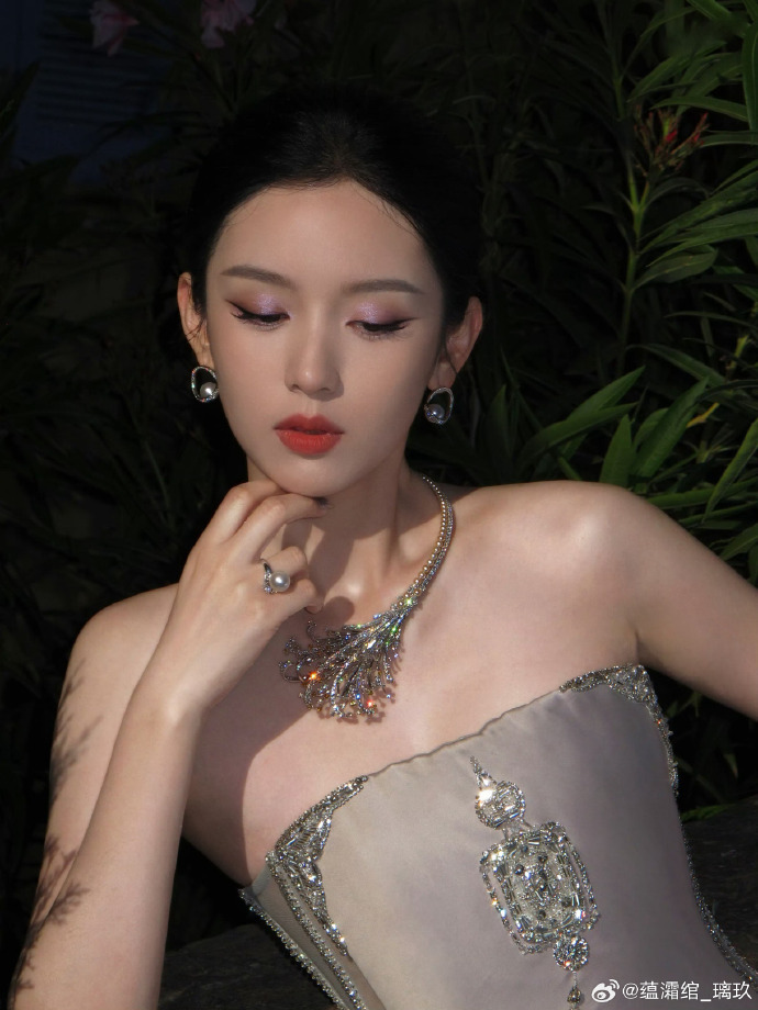 Bức ảnh xứng đáng phong thần của mỹ nhân đẹp chấn động thế gian ở Cannes- Ảnh 1.