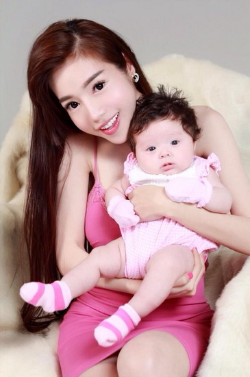 Khoảnh khắc Elly Trần cắt tóc cho con gái thu hút gần 650 nghìn lượt quan tâm, Cadie Mộc Trà gây chú ý vì lớn bổng như thiếu nữ- Ảnh 10. Khoảnh khắc Elly Trần cắt tóc cho con gái thu hút gần 650 nghìn lượt quan tâm, Cadie Mộc Trà gây chú ý vì lớn bổng như thiếu nữ- Ảnh 10.