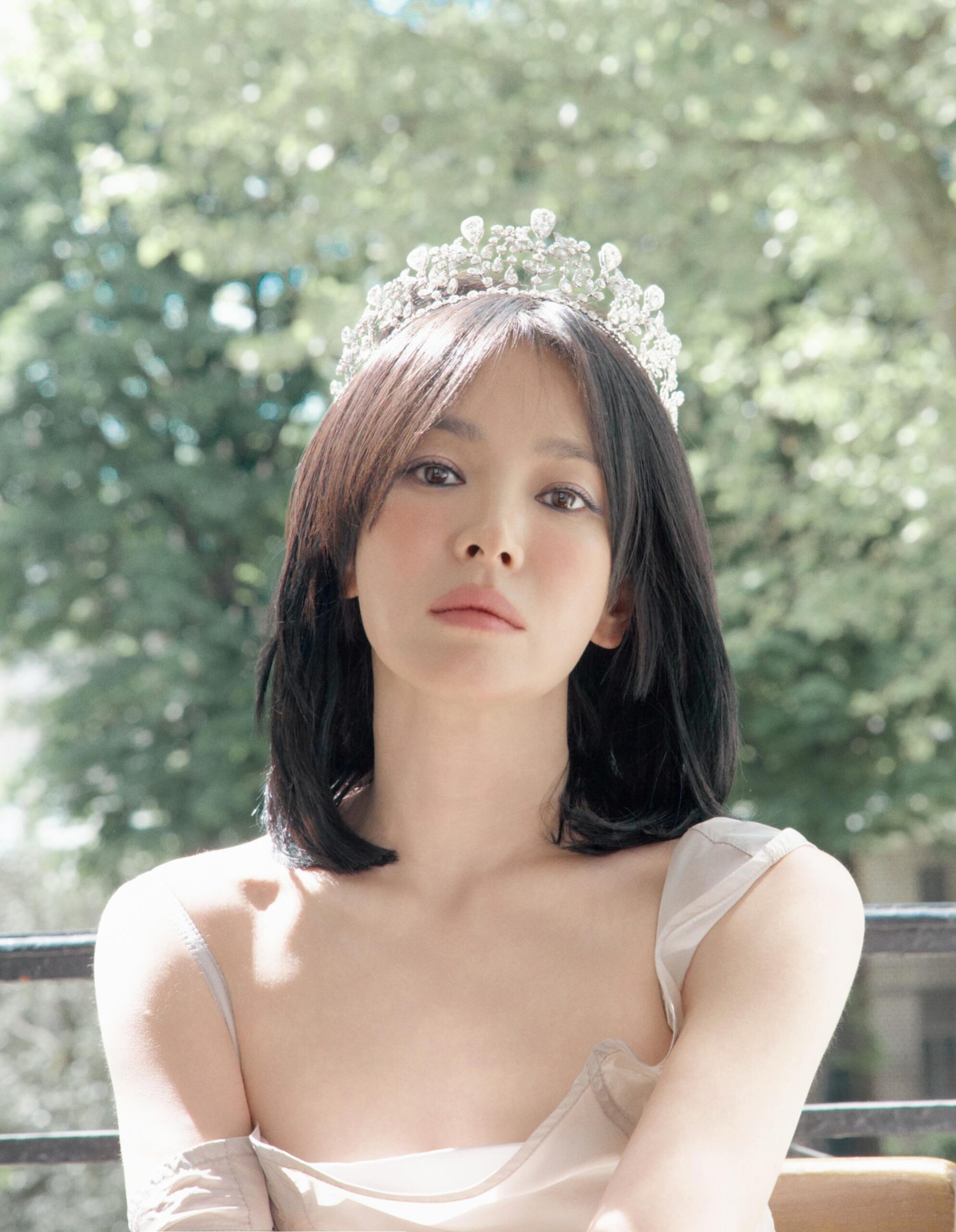 Song Hye Kyo đổi kiểu tóc, dân mạng lại chỉ ngắm làn da: 44 tuổi vẫn trong veo như ngọc nhờ 1 mẹo ngăn tia UV không cần bôi đắp - Ảnh 5.