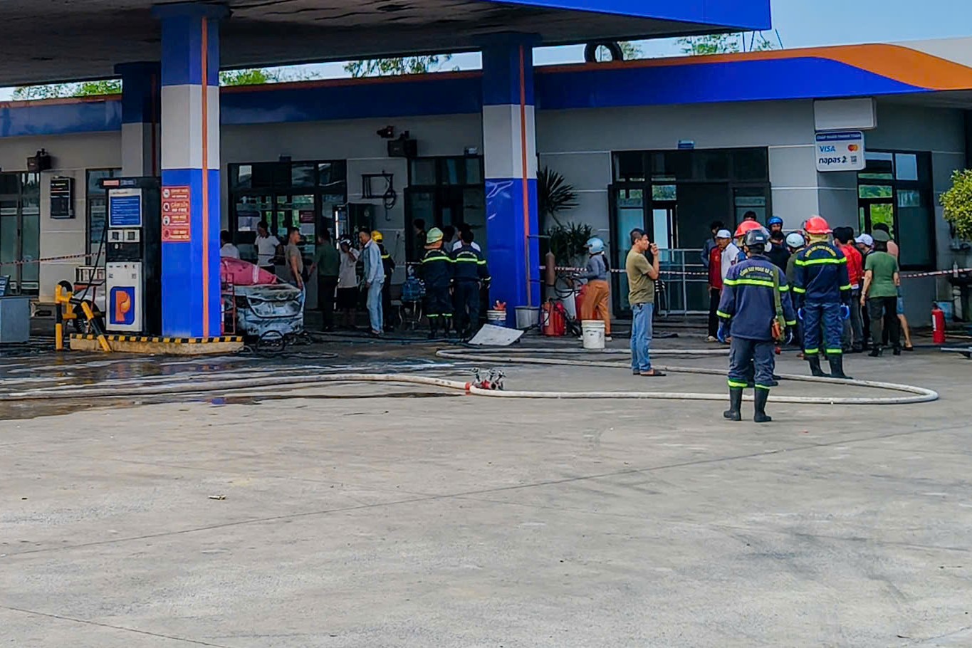 Hiện trường ô tô bốc cháy tại cây xăng khiến 2 thiếu niên tử vong- Ảnh 5.
