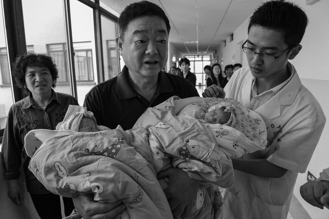 Sau nỗi đau mất con, người mẹ làm IVF sinh đôi ở tuổi 60 và hành trình 15 năm ghi lại qua 20.000 tấm ảnh khiến nhiều người xúc động- Ảnh 4.