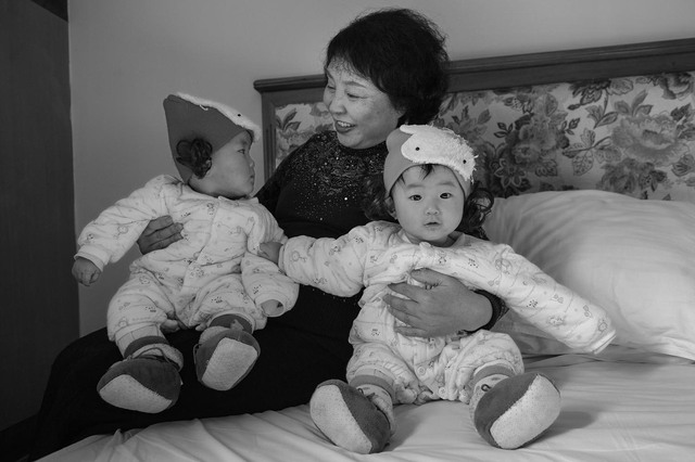 Sau nỗi đau mất con, người mẹ làm IVF sinh đôi ở tuổi 60 và hành trình 15 năm ghi lại qua 20.000 tấm ảnh khiến nhiều người xúc động- Ảnh 5.