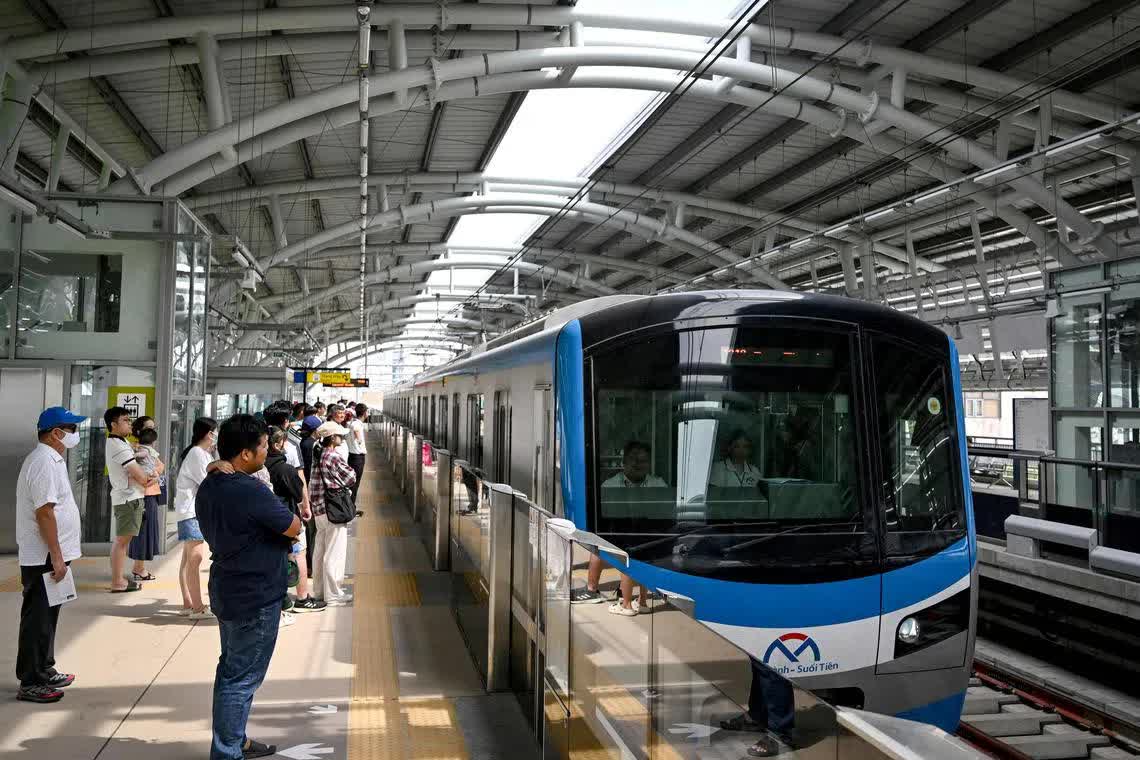 Nóng 40 độ, dân văn phòng cất xe máy ở nhà, đi làm bằng Metro: Tiết kiệm được 2 tiếng bêu nắng chen chúc ngoài đường- Ảnh 1.
