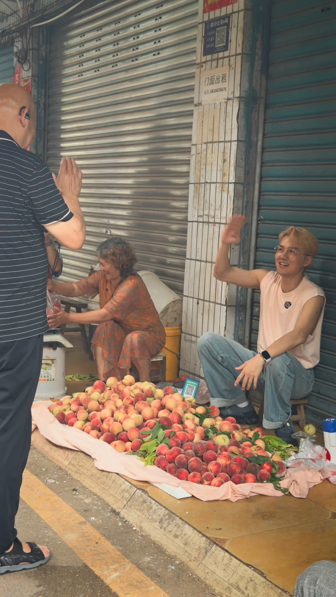 Bắt gặp 1 Anh Trai Chông Gai ngồi vỉa hè bán trái cây, diện mạo đen nhẻm hốc hác gây xôn xao- Ảnh 2.