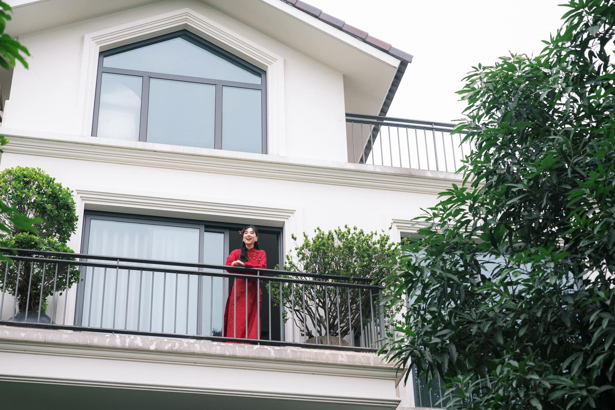 Nữ MC truyền hình cưới chồng thiếu gia kém tuổi, sống hạnh phúc trong biệt thự trắng nguy nga như lâu đài giữa Bắc Ninh - Ảnh 2.